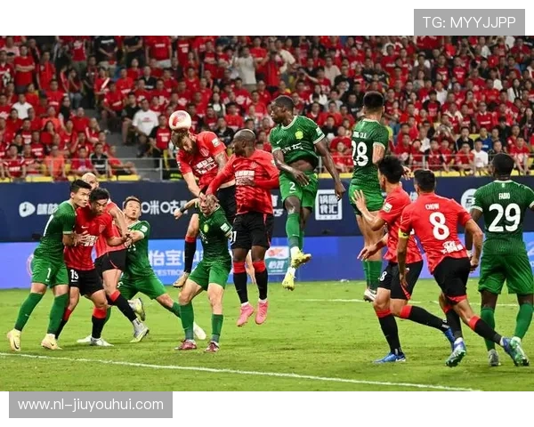 《深度解析足球赛事的传奇与幕后：从世界杯到欧洲杯的历史与发展》